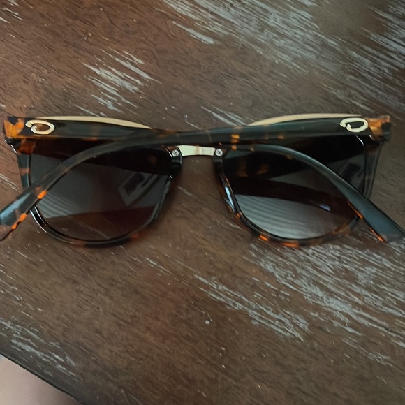 Oscar by Oscar del la Renta MOD 3080 215 brown tortoise sunglasses. main image 4